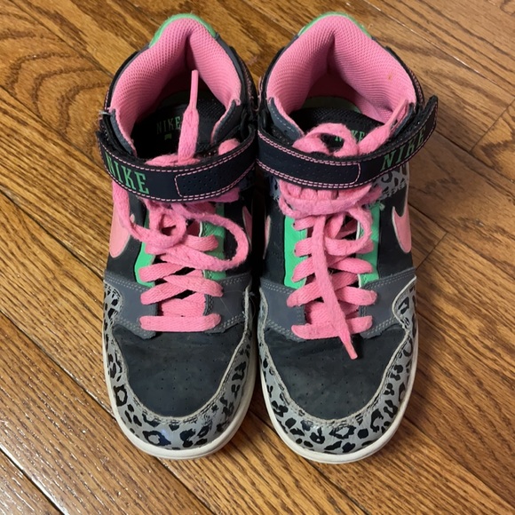 Nike high tops pink & gray leopard print size 4.5Y - Picture 2 of 9
